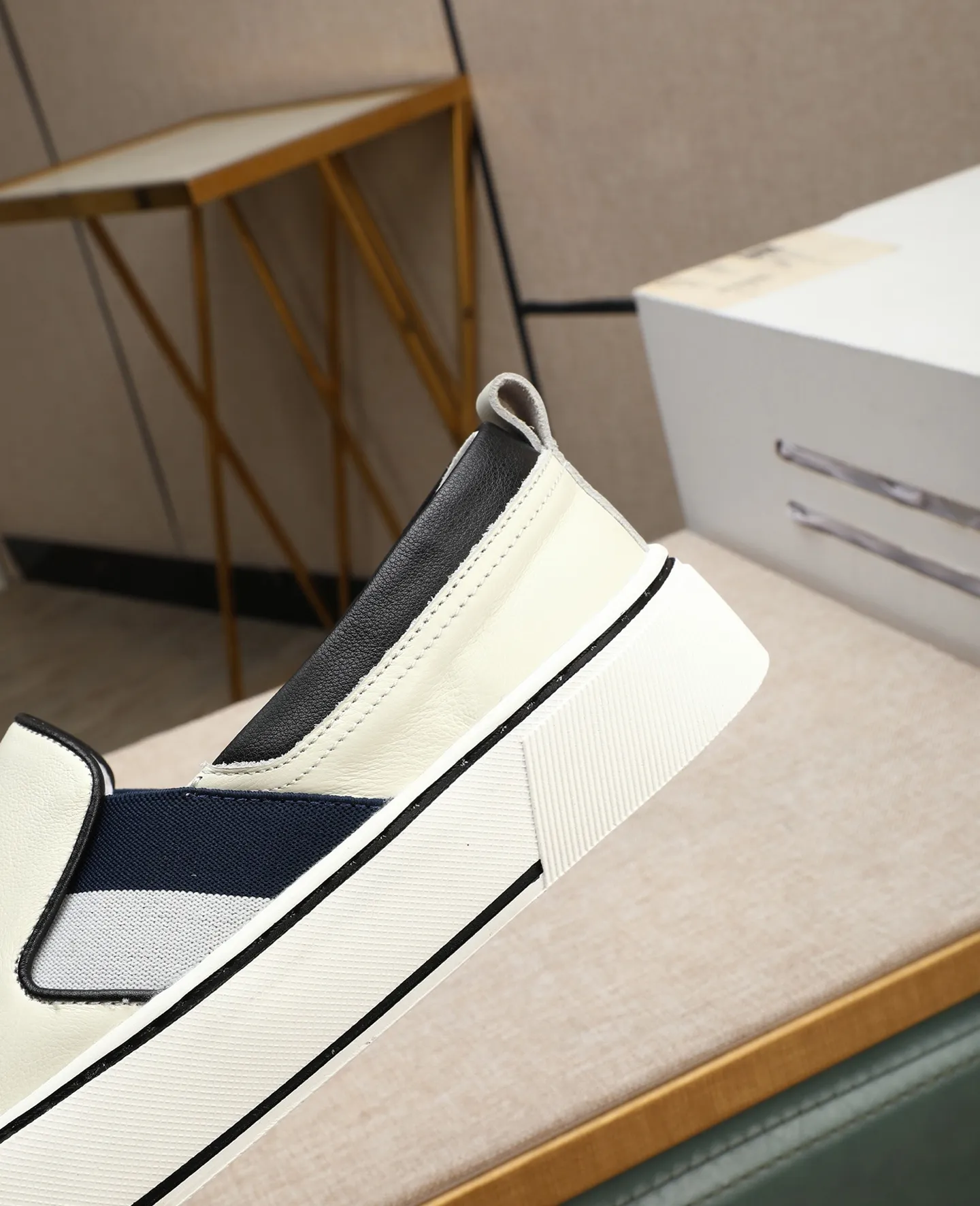 Men's shoes 💰460 GUCCI🔍🔍The latest models are on sale at the same time at the counter. Original calfskin imported from Italy, genuine leather lining, (high-end, extravagant, and classy) with exquisite workmanship. Soles: Original soles specially provided by the original factory. ⚠Exclusive double-layer movable molded soles are super comfortable⚠. Photos of the real thing🎬The real thing is even better🔍🔍"High quality·Follow the order" Code number 38-44